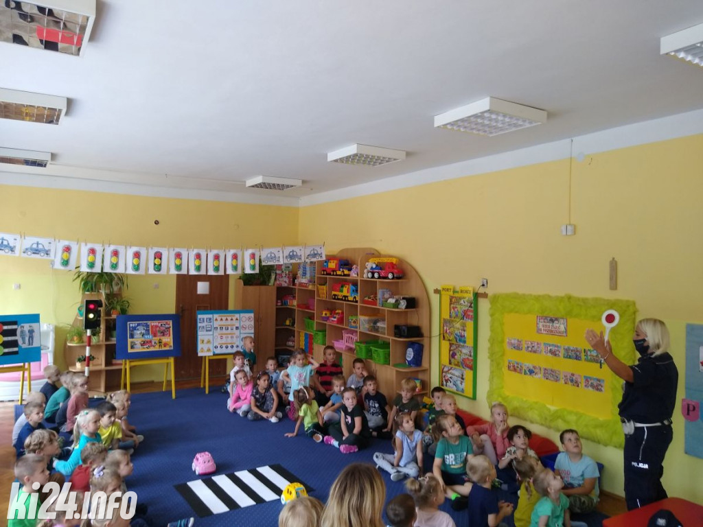 Edukacyjna misja policjantów w przedszkolach