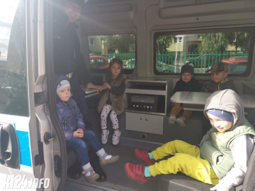 Edukacyjna misja policjantów w przedszkolach
