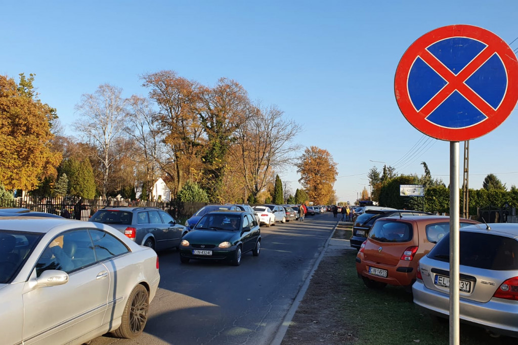 Duży ruch przy cmentarzach