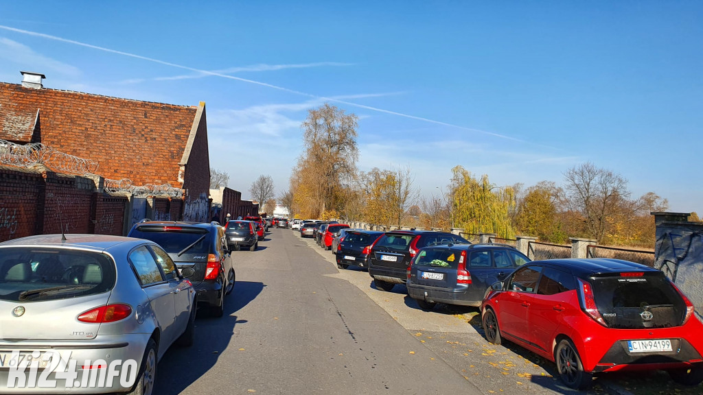 Duży ruch przy cmentarzach