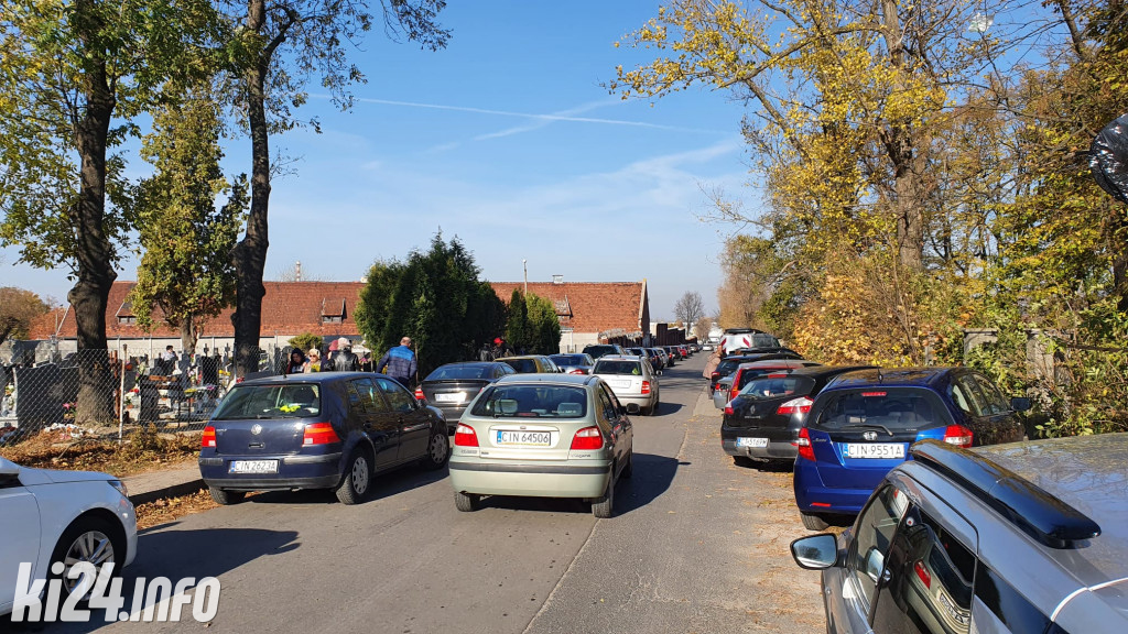 Duży ruch przy cmentarzach