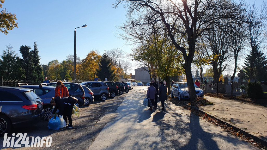 Duży ruch przy cmentarzach