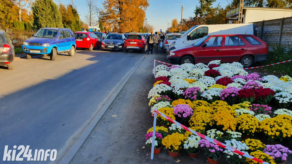 Duży ruch przy cmentarzach