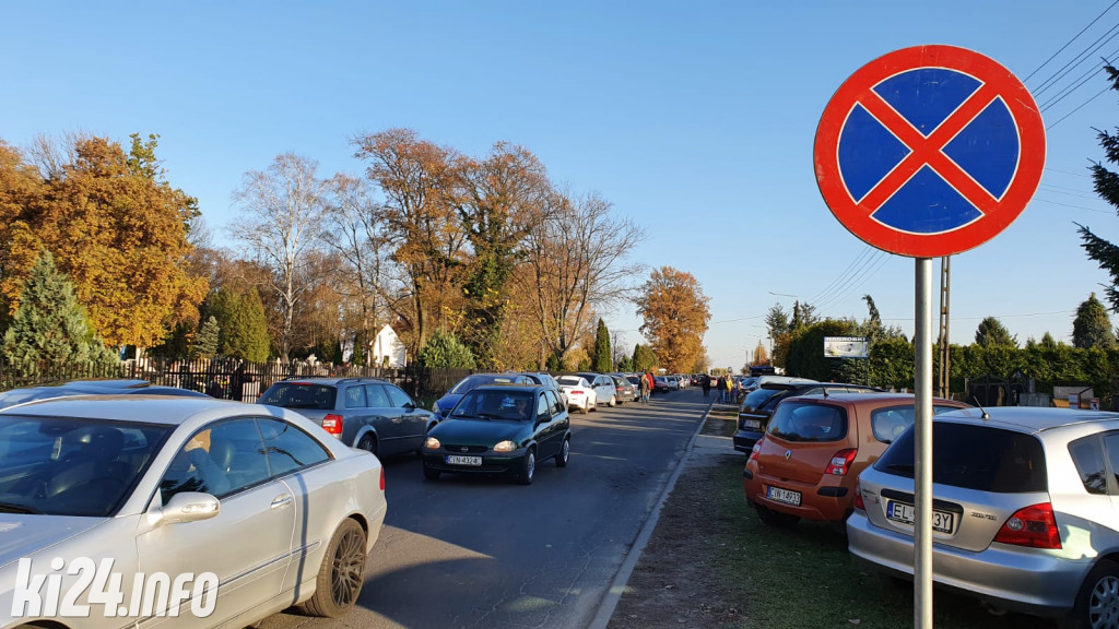Duży ruch przy cmentarzach