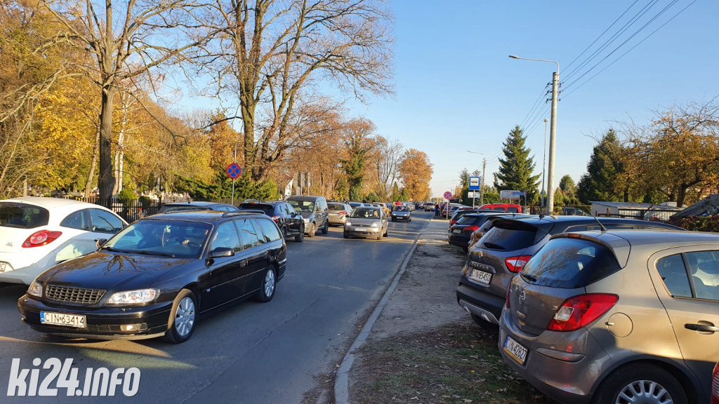 Duży ruch przy cmentarzach