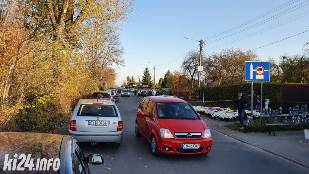 Duży ruch przy cmentarzach