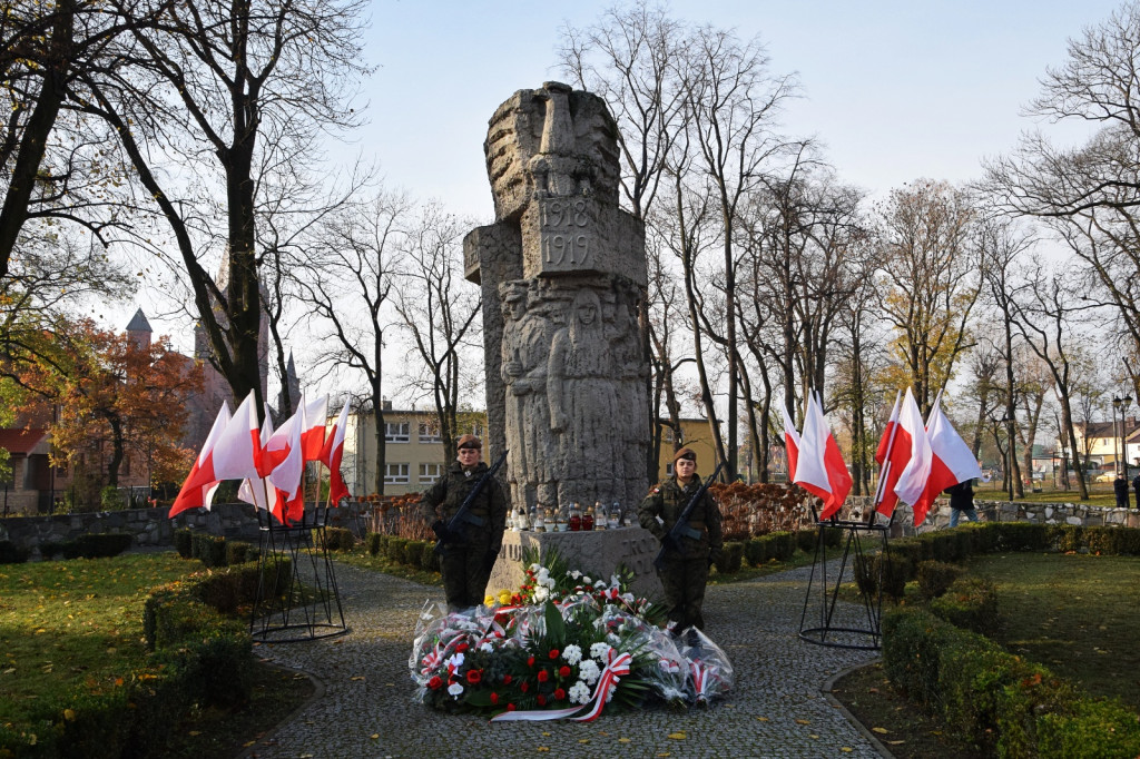 Manifestacja pod pomnikiem Powst.Wielkopolskich