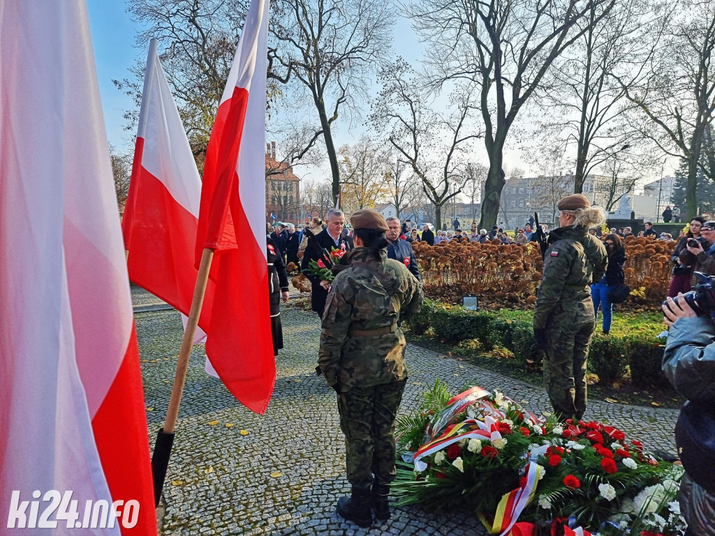 Manifestacja pod pomnikiem Powst.Wielkopolskich