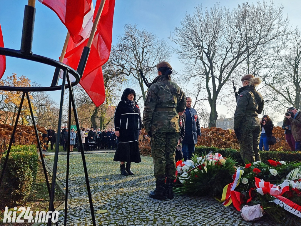 Manifestacja pod pomnikiem Powst.Wielkopolskich