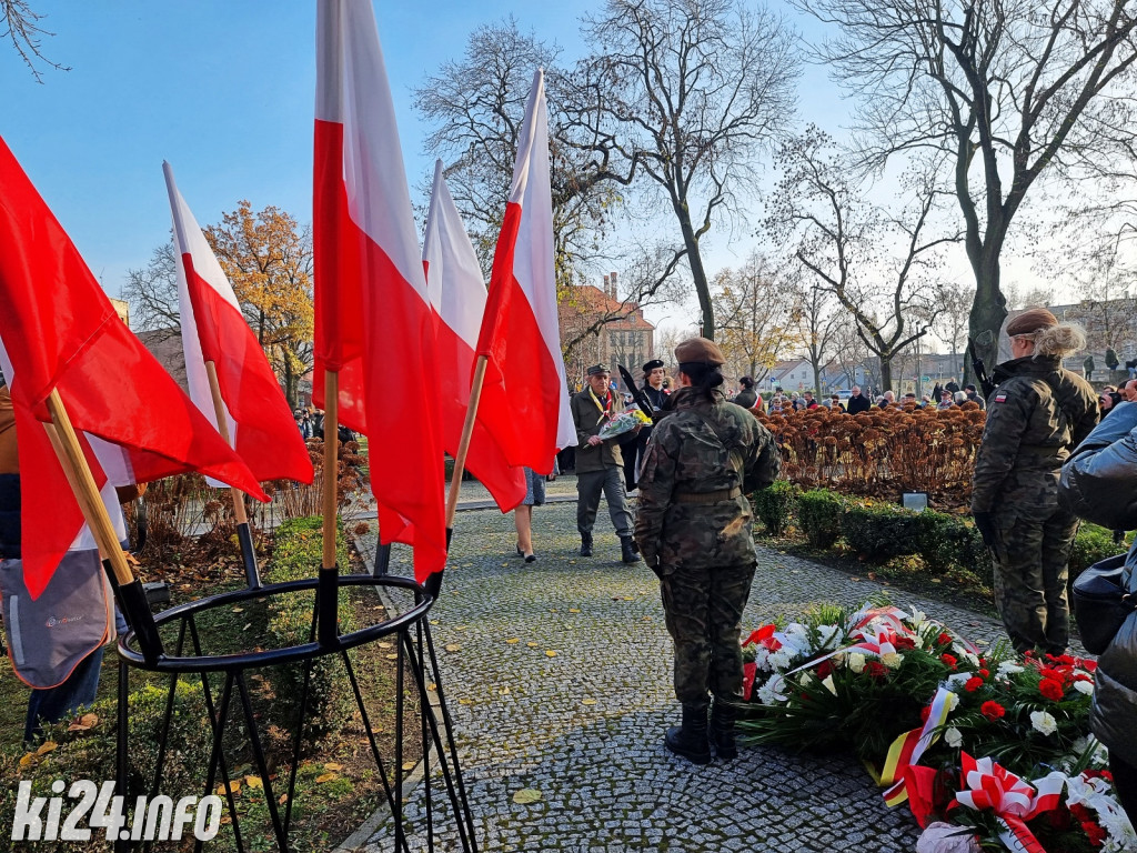 Manifestacja pod pomnikiem Powst.Wielkopolskich