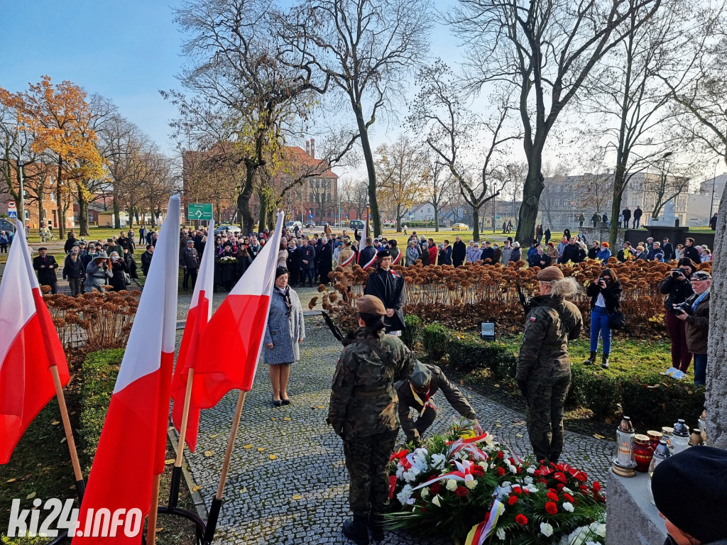 Manifestacja pod pomnikiem Powst.Wielkopolskich