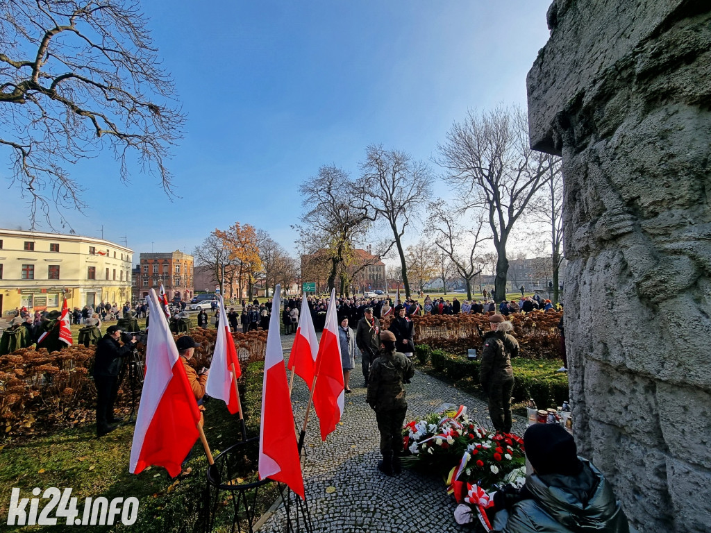 Manifestacja pod pomnikiem Powst.Wielkopolskich