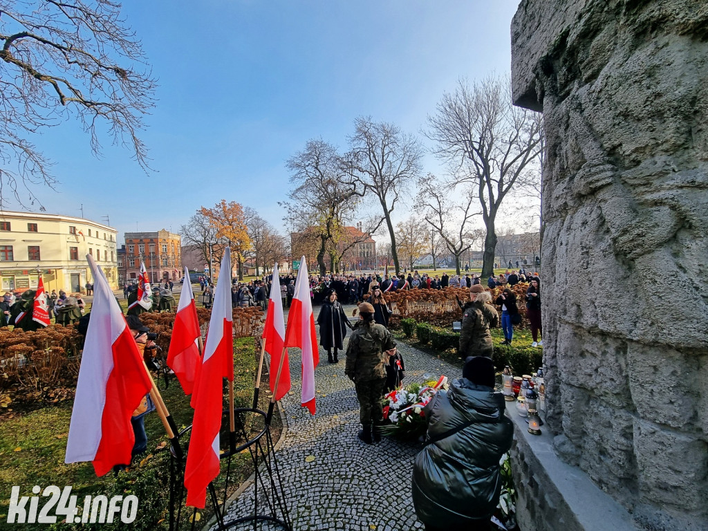 Manifestacja pod pomnikiem Powst.Wielkopolskich