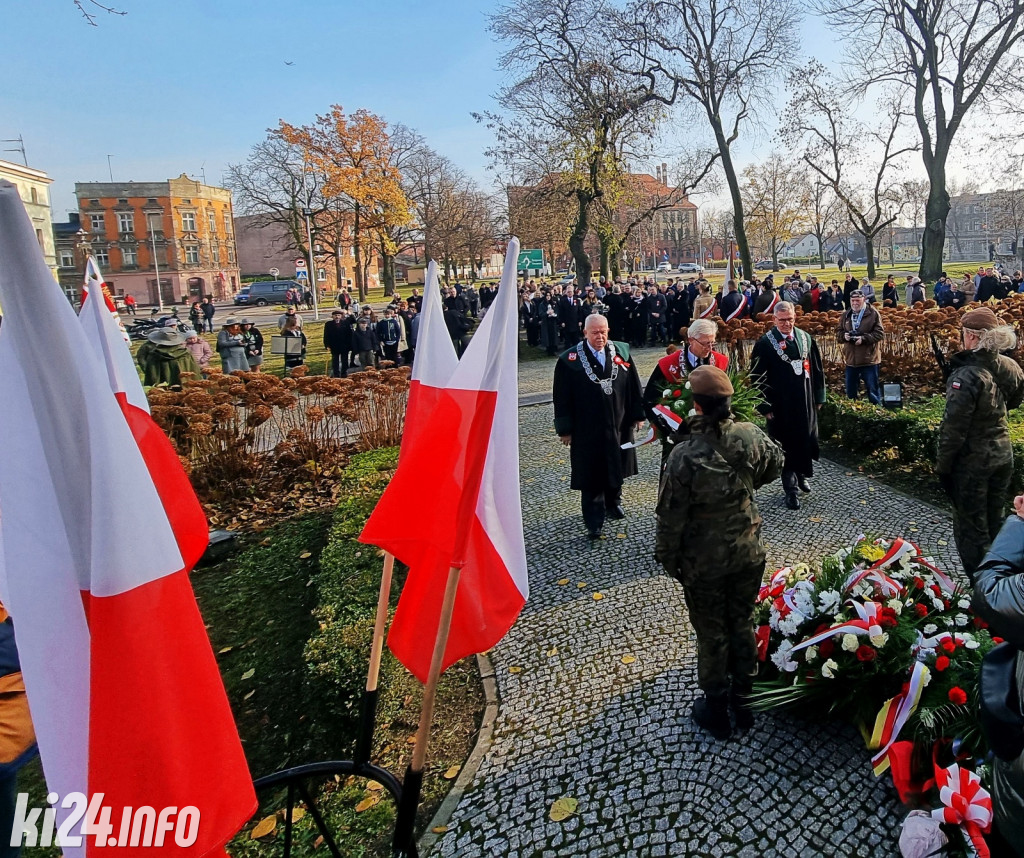 Manifestacja pod pomnikiem Powst.Wielkopolskich