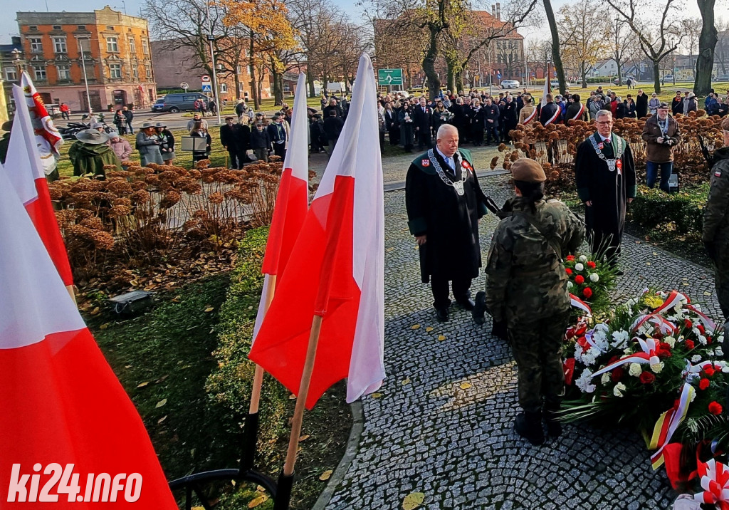 Manifestacja pod pomnikiem Powst.Wielkopolskich