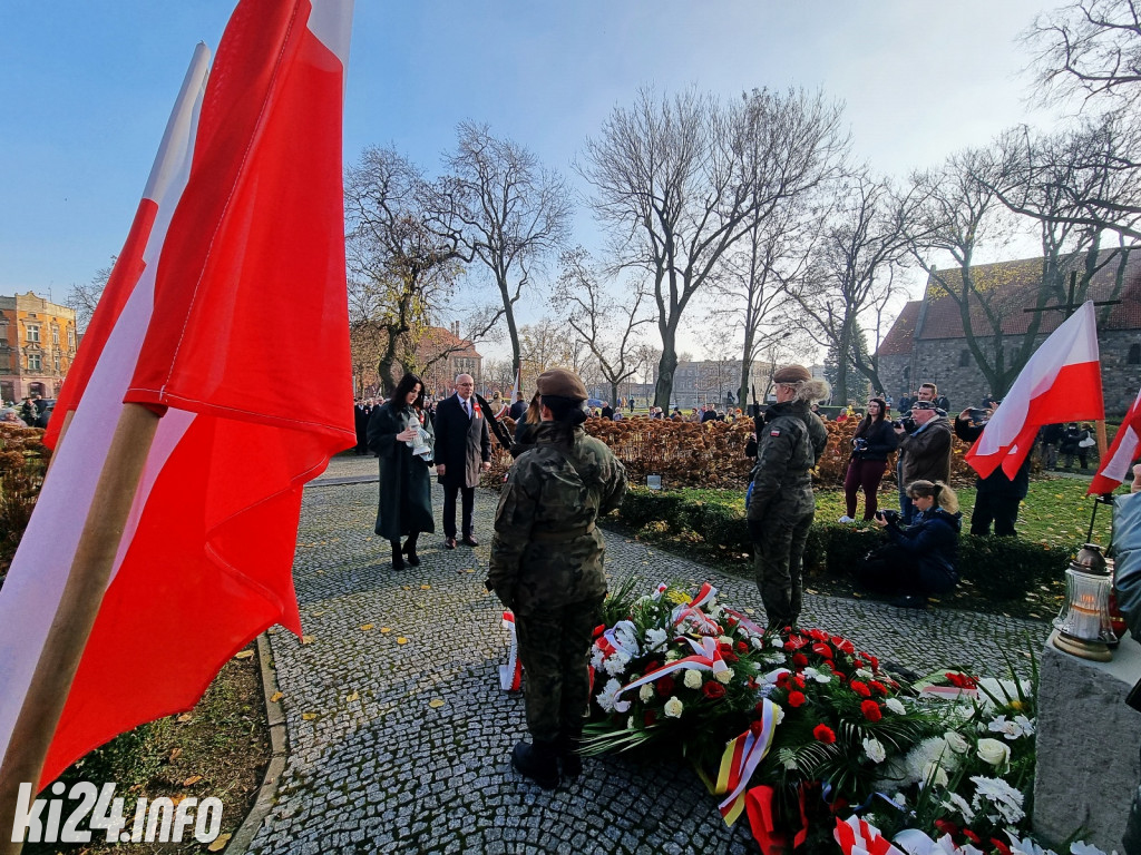 Manifestacja pod pomnikiem Powst.Wielkopolskich
