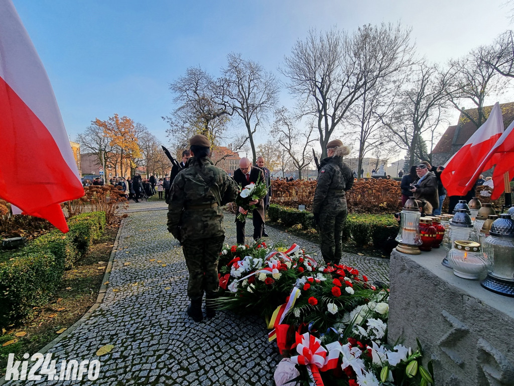 Manifestacja pod pomnikiem Powst.Wielkopolskich