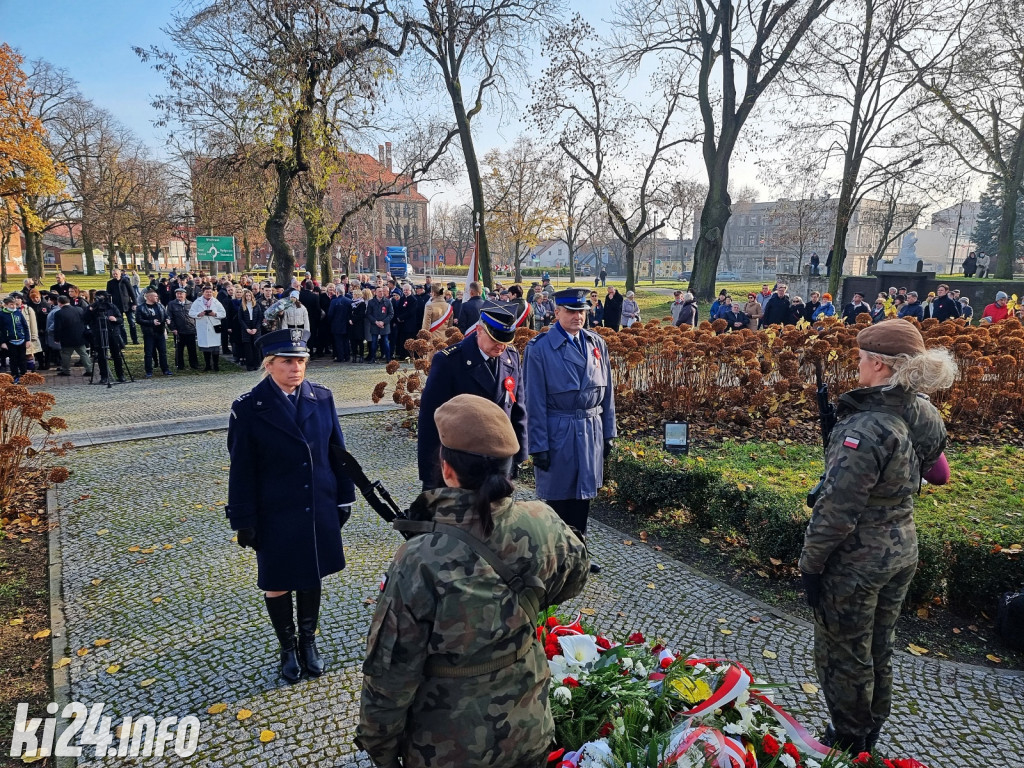 Manifestacja pod pomnikiem Powst.Wielkopolskich