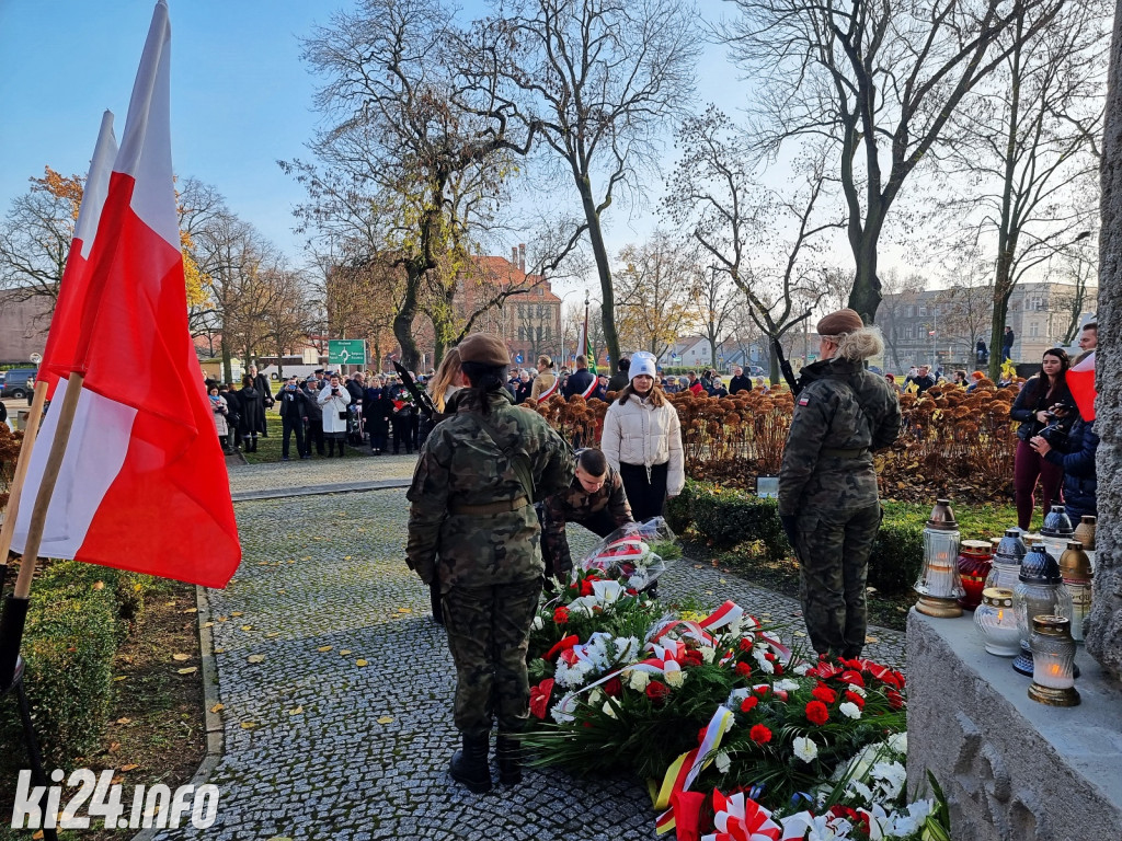 Manifestacja pod pomnikiem Powst.Wielkopolskich