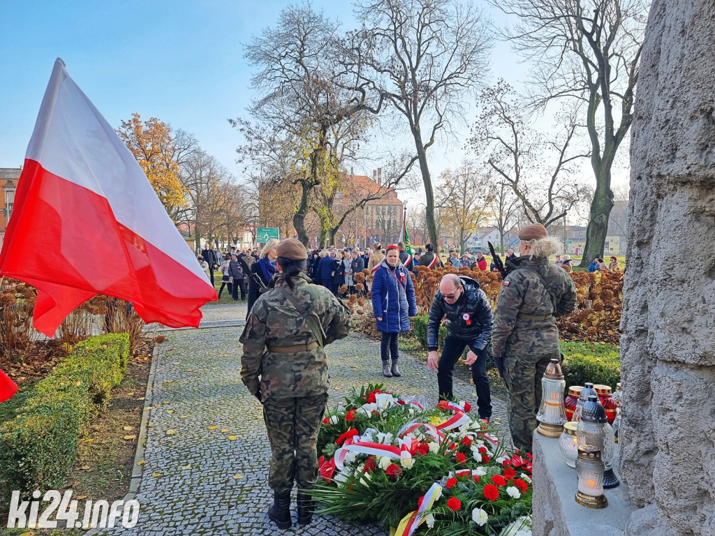Manifestacja pod pomnikiem Powst.Wielkopolskich