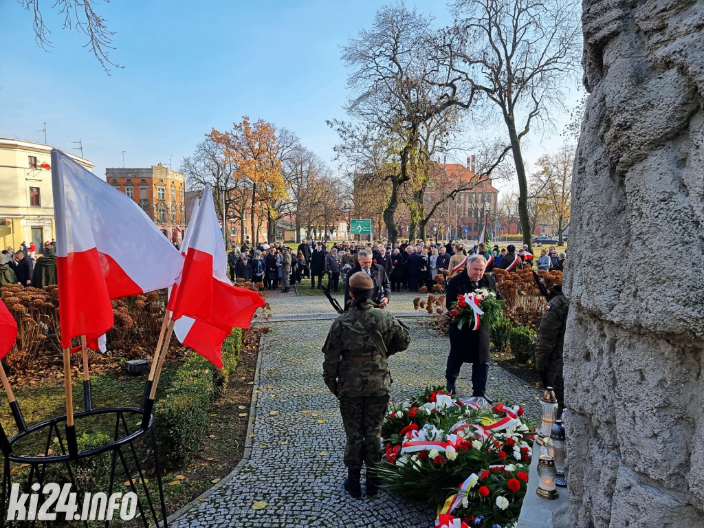 Manifestacja pod pomnikiem Powst.Wielkopolskich