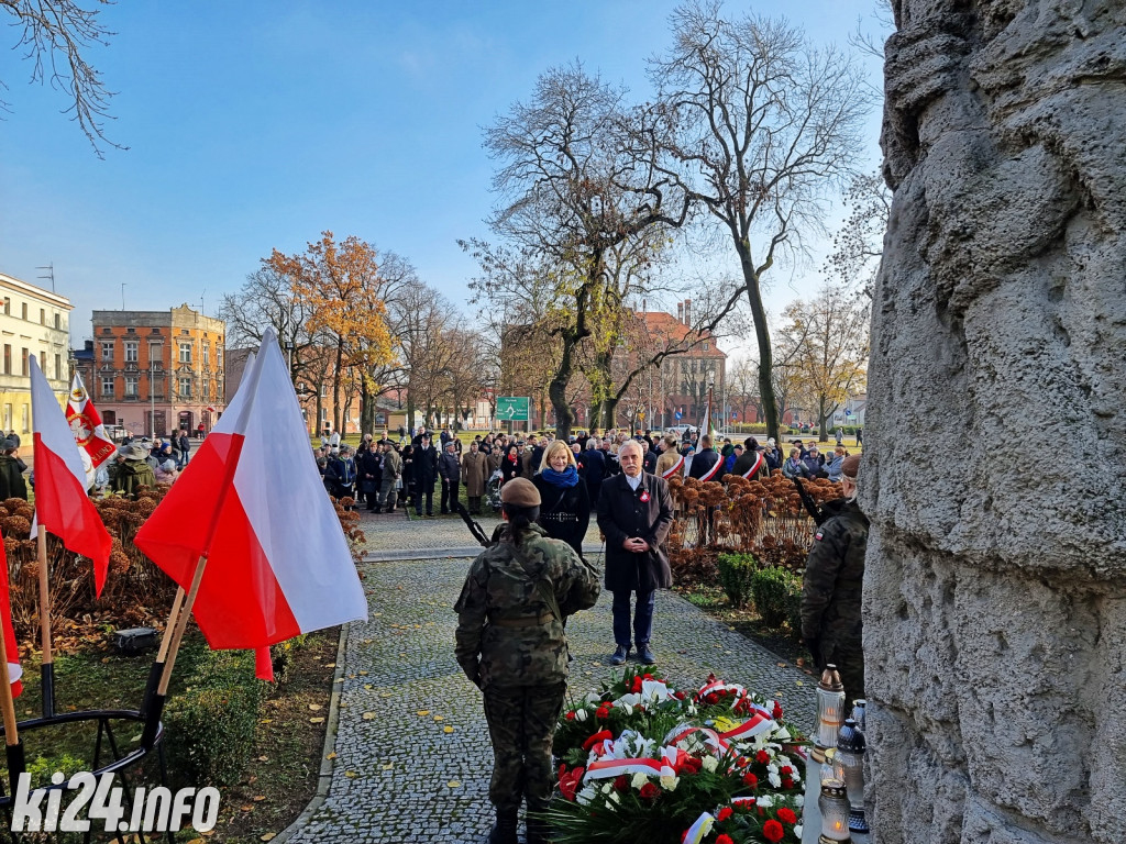 Manifestacja pod pomnikiem Powst.Wielkopolskich