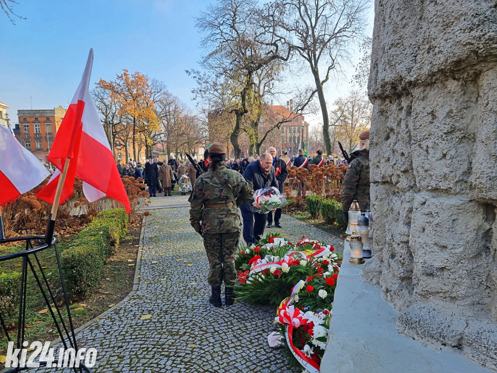 Manifestacja pod pomnikiem Powst.Wielkopolskich