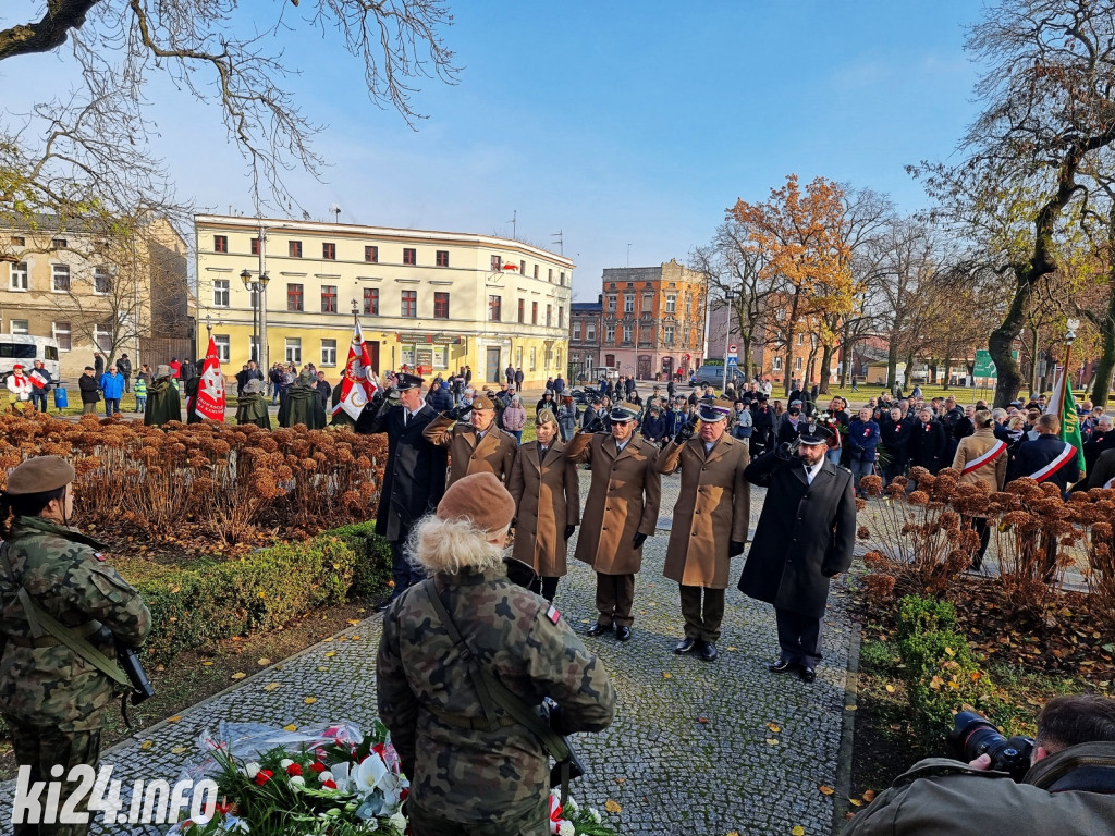 Manifestacja pod pomnikiem Powst.Wielkopolskich