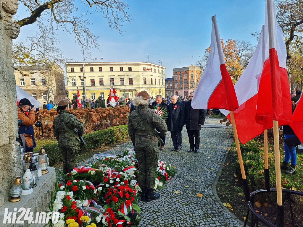 Manifestacja pod pomnikiem Powst.Wielkopolskich