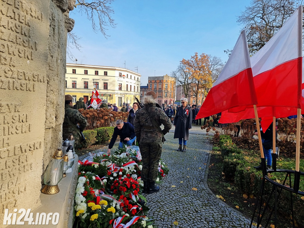 Manifestacja pod pomnikiem Powst.Wielkopolskich
