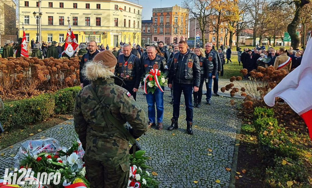 Manifestacja pod pomnikiem Powst.Wielkopolskich