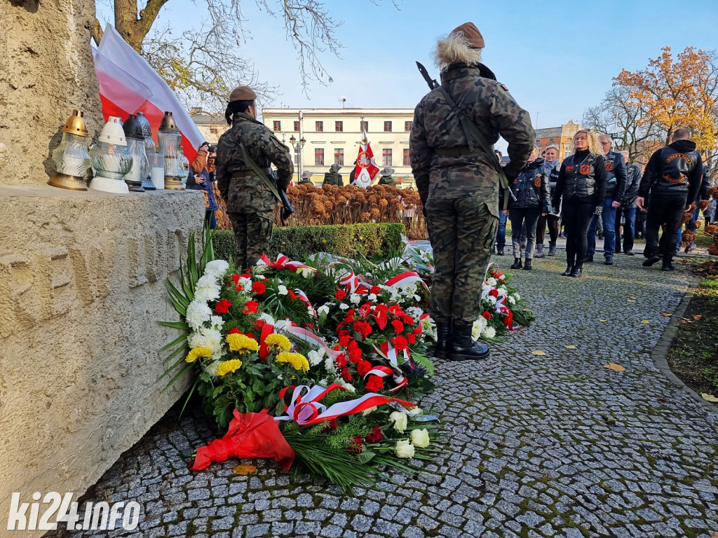 Manifestacja pod pomnikiem Powst.Wielkopolskich