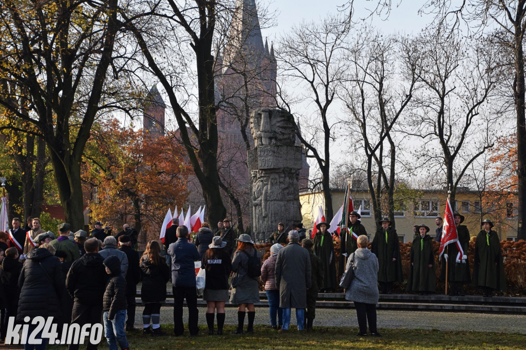 Manifestacja pod pomnikiem Powst.Wielkopolskich