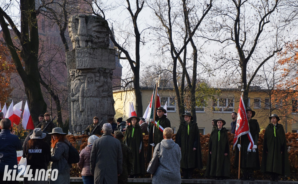 Manifestacja pod pomnikiem Powst.Wielkopolskich