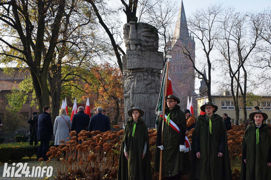 Manifestacja pod pomnikiem Powst.Wielkopolskich