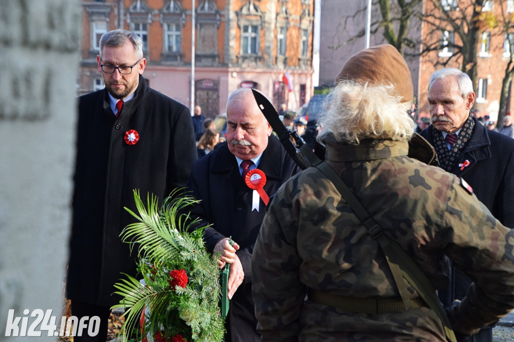 Manifestacja pod pomnikiem Powst.Wielkopolskich