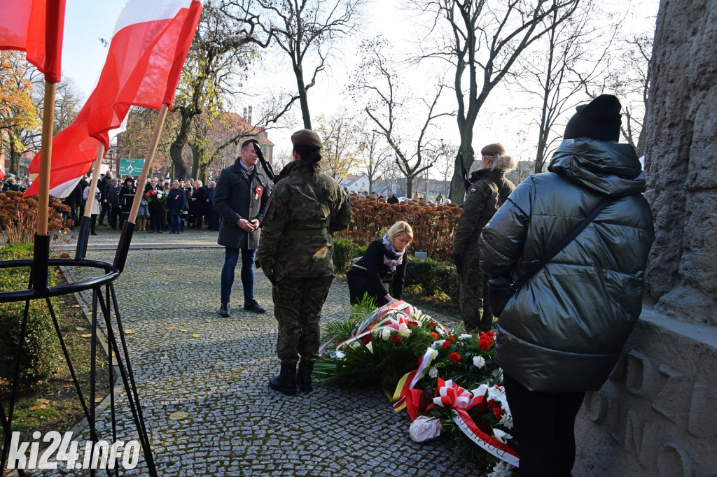 Manifestacja pod pomnikiem Powst.Wielkopolskich