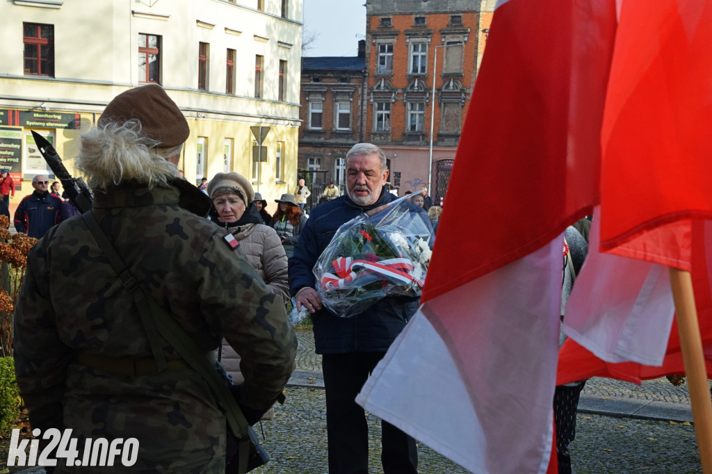 Manifestacja pod pomnikiem Powst.Wielkopolskich