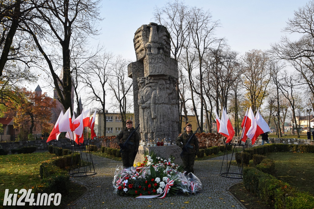 Manifestacja pod pomnikiem Powst.Wielkopolskich