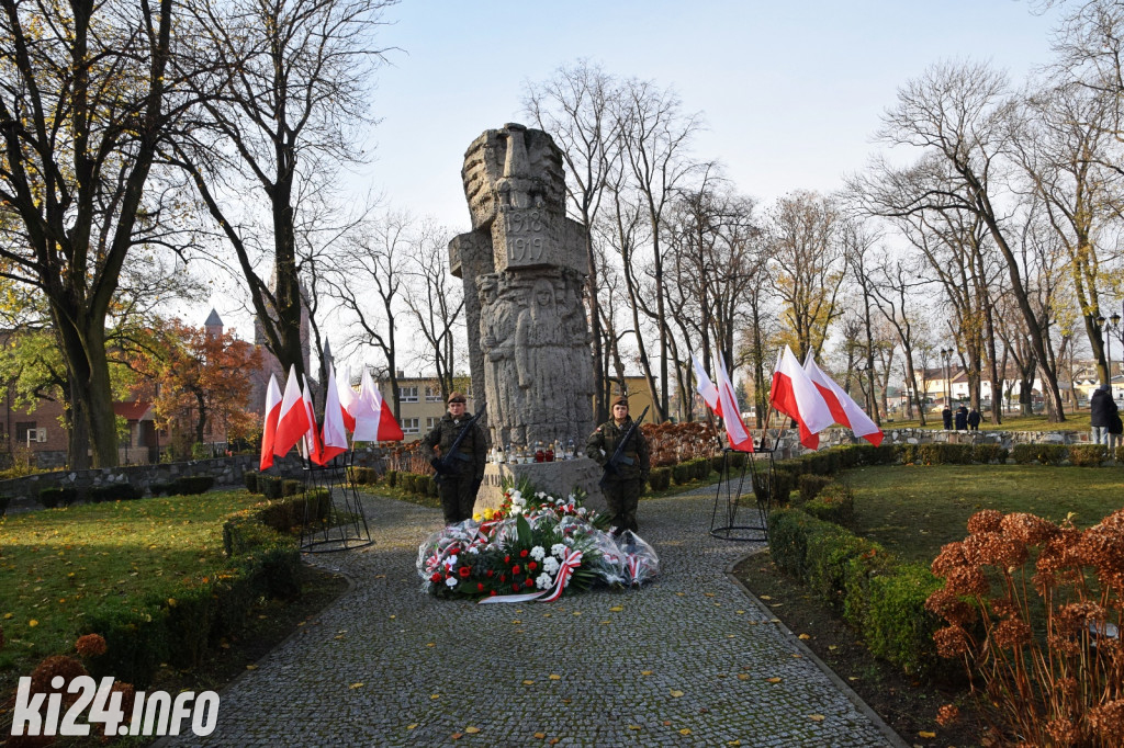 Manifestacja pod pomnikiem Powst.Wielkopolskich