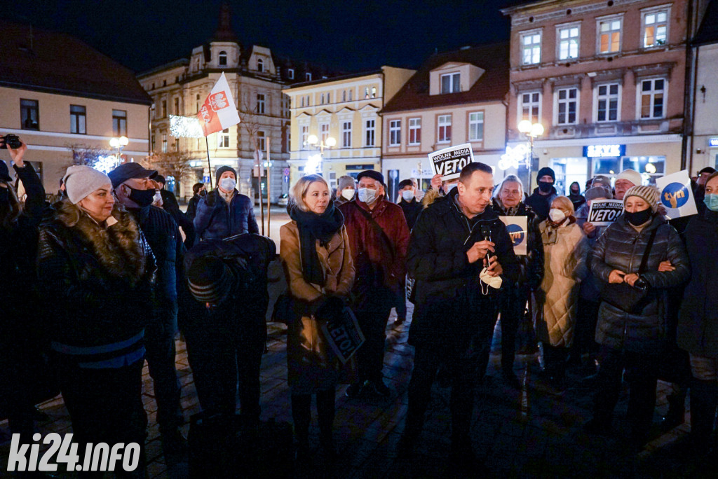 Manifestacja przeciwko lex TVN