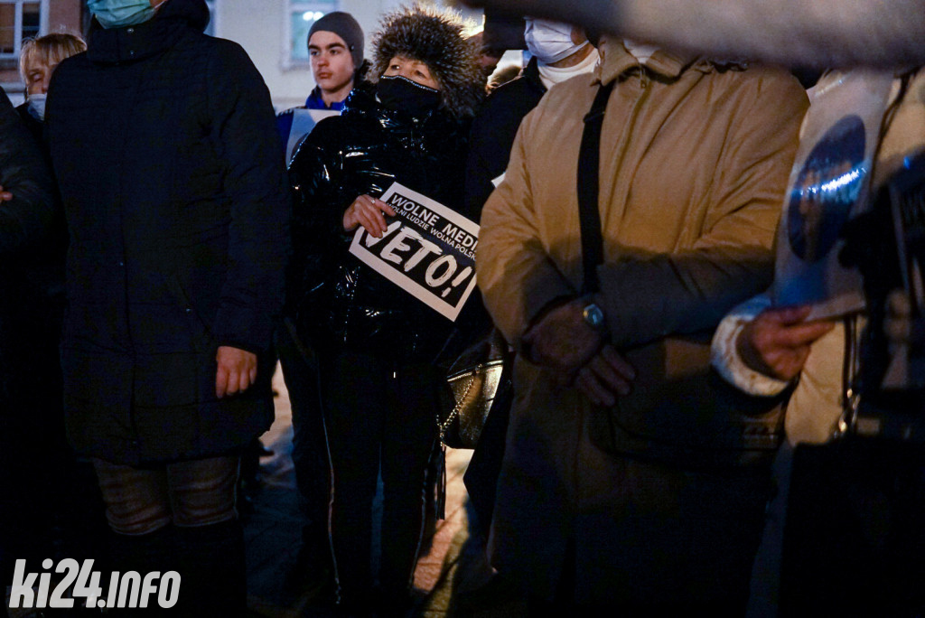 Manifestacja przeciwko lex TVN