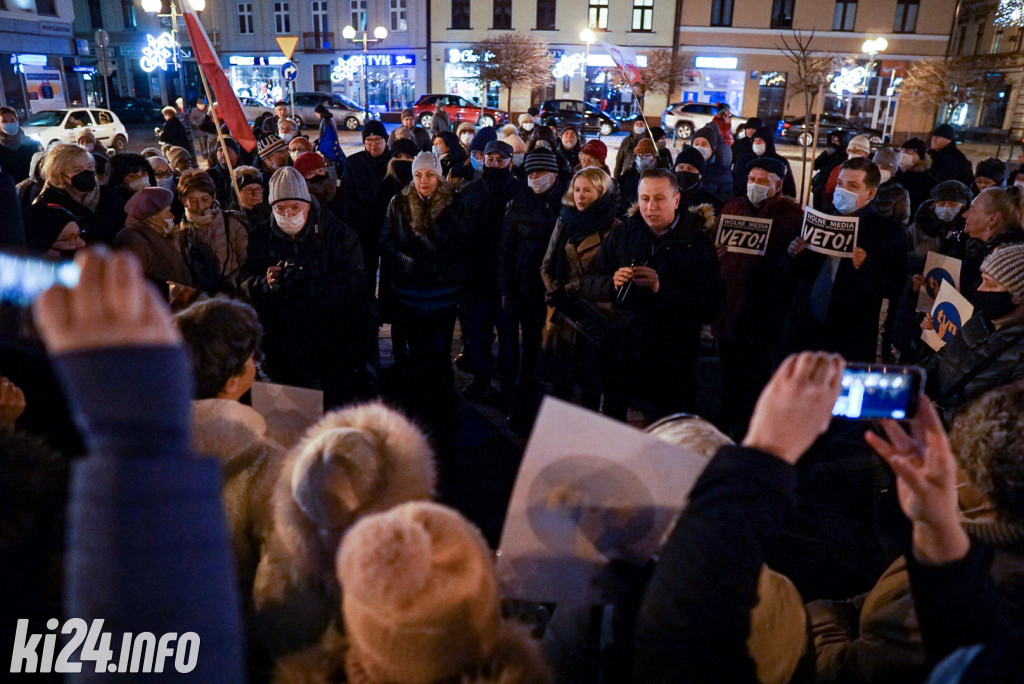 Manifestacja przeciwko lex TVN