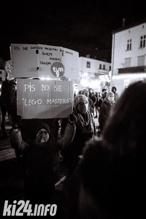 Manifestacja przeciwko lex TVN