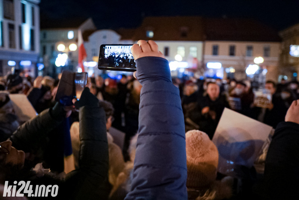 Manifestacja przeciwko lex TVN