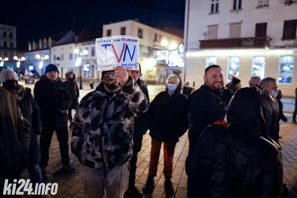 Manifestacja przeciwko lex TVN