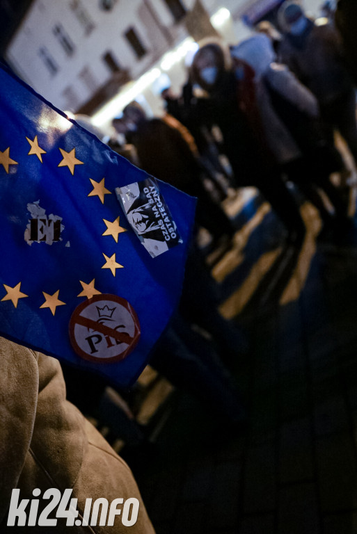 Manifestacja przeciwko lex TVN