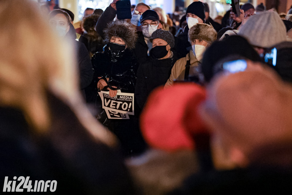 Manifestacja przeciwko lex TVN