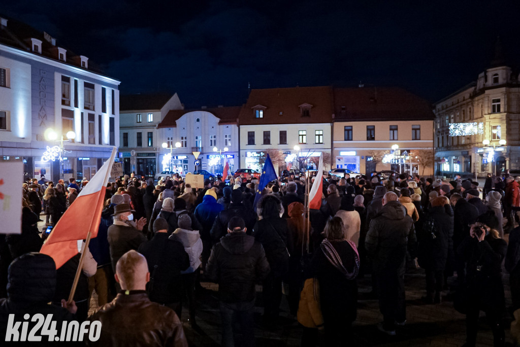 Manifestacja przeciwko lex TVN