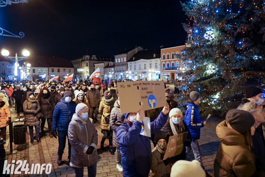 Manifestacja przeciwko lex TVN